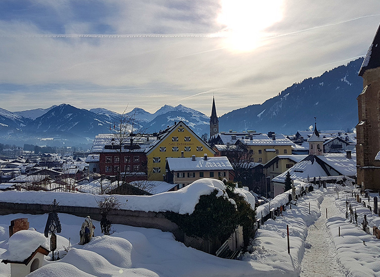 Kitzbühel Kasabası: Tarih, Atmosfer ve Alpler’in Zarafeti